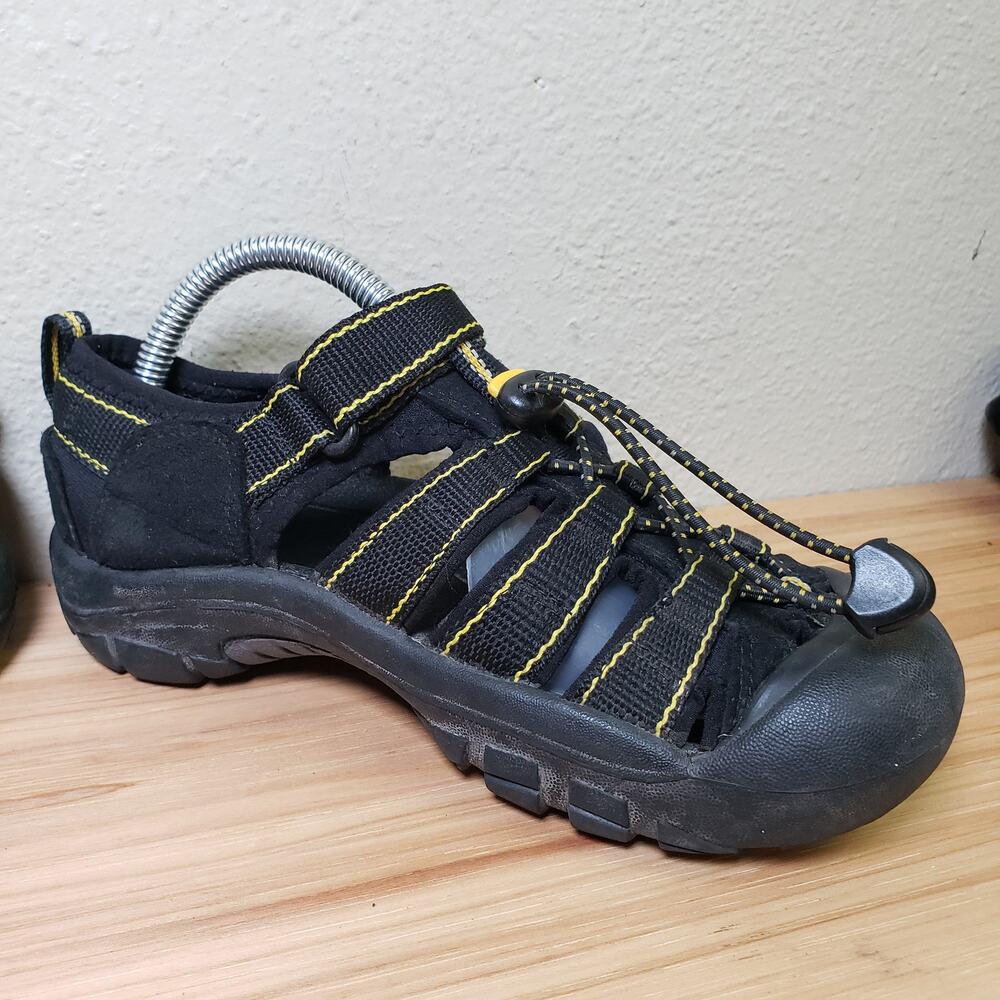 Keen Kids Size 2 Water Shoes Trail Sandals Black Camping Hiking Outdoor Gorpcore - Picture 5 of 11